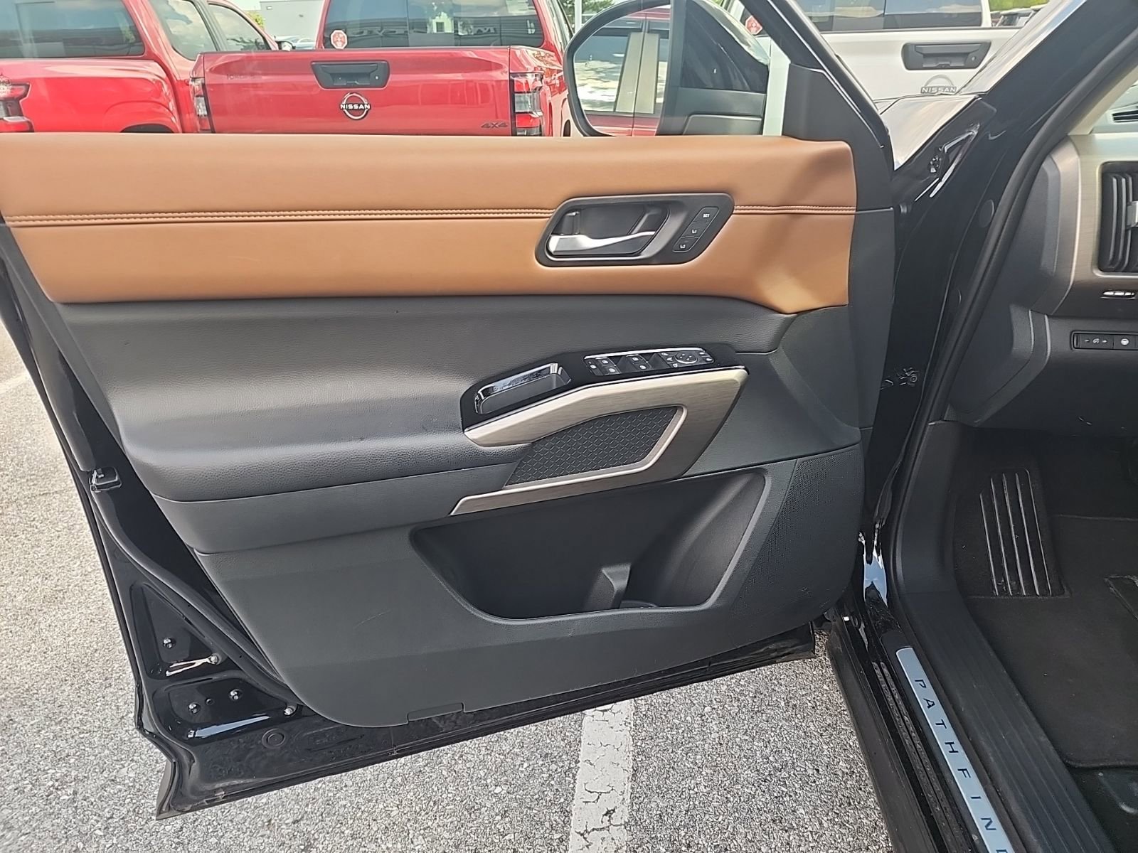 Used 2024 Nissan Pathfinder Platinum w/ Cargo Package AWD/4WD image 9