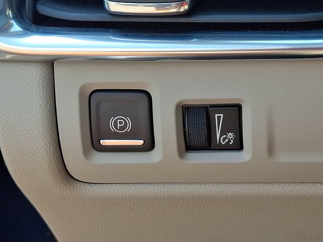 Used 2021 Cadillac XT4 Premium Luxury w/ Enhanced Visibility Package AWD/4WD image 21