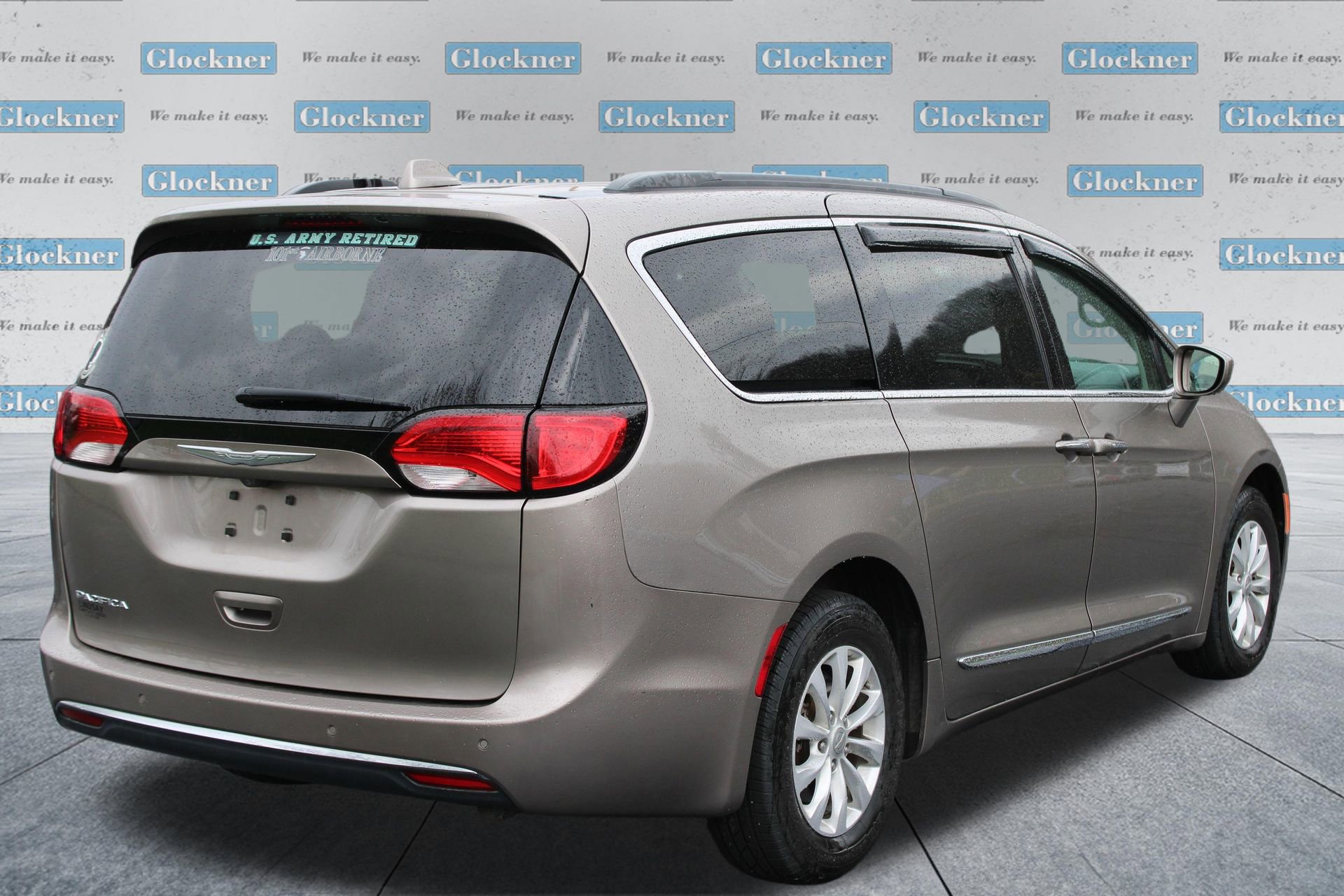 Used 2017 Chrysler Pacifica Touring-L image 6