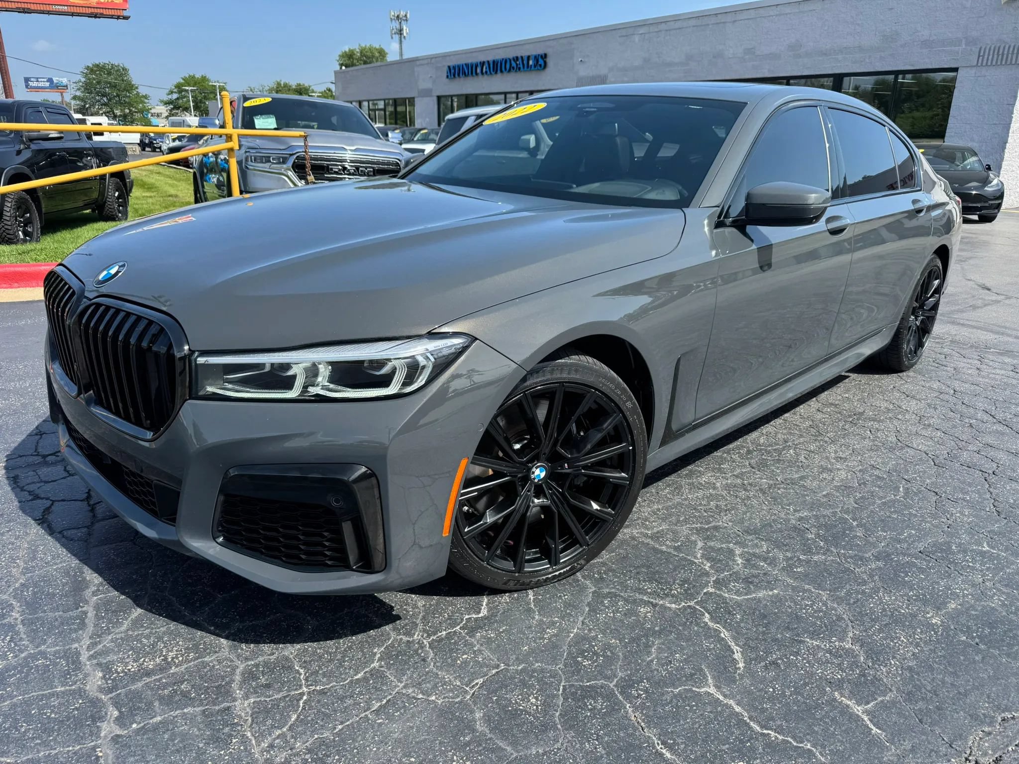 Used 2022 BMW 750i xDrive w/ Executive Package AWD/4WD image 2