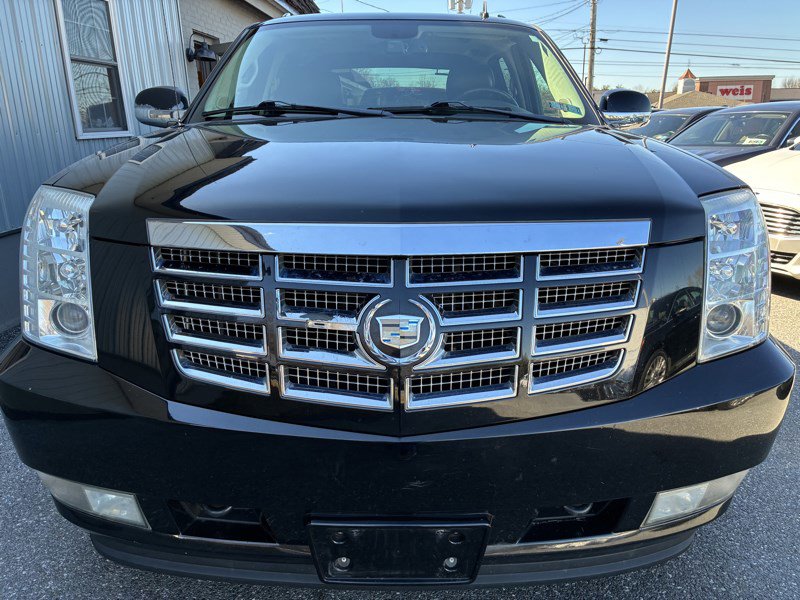 Used 2011 Cadillac Escalade EXT Luxury image 2