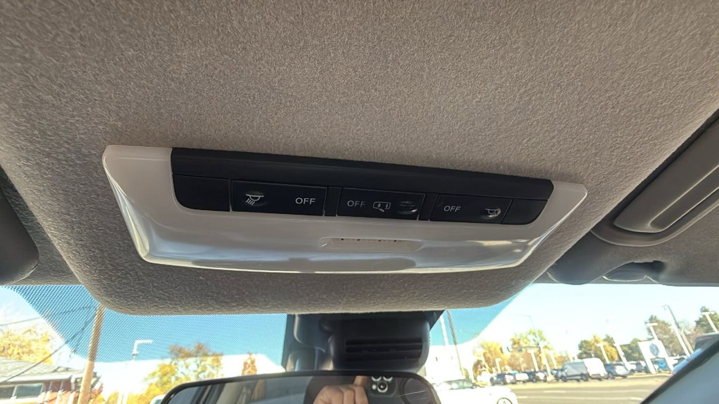 Used 2020 Nissan Versa SV image 30