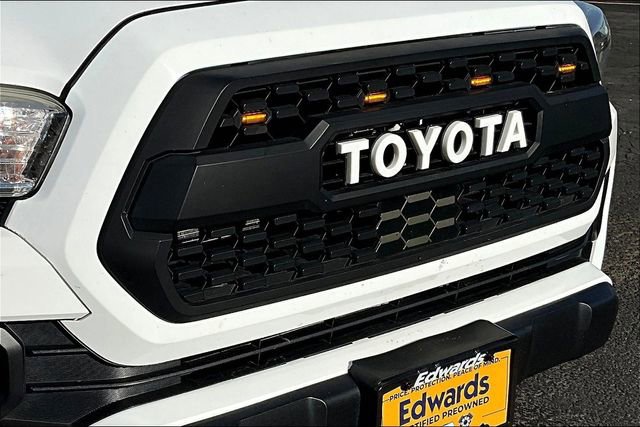Used 2018 Toyota Tacoma SR5 AWD/4WD image 32