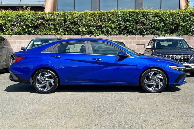 Used 2025 Hyundai Elantra Limited FWD image 3