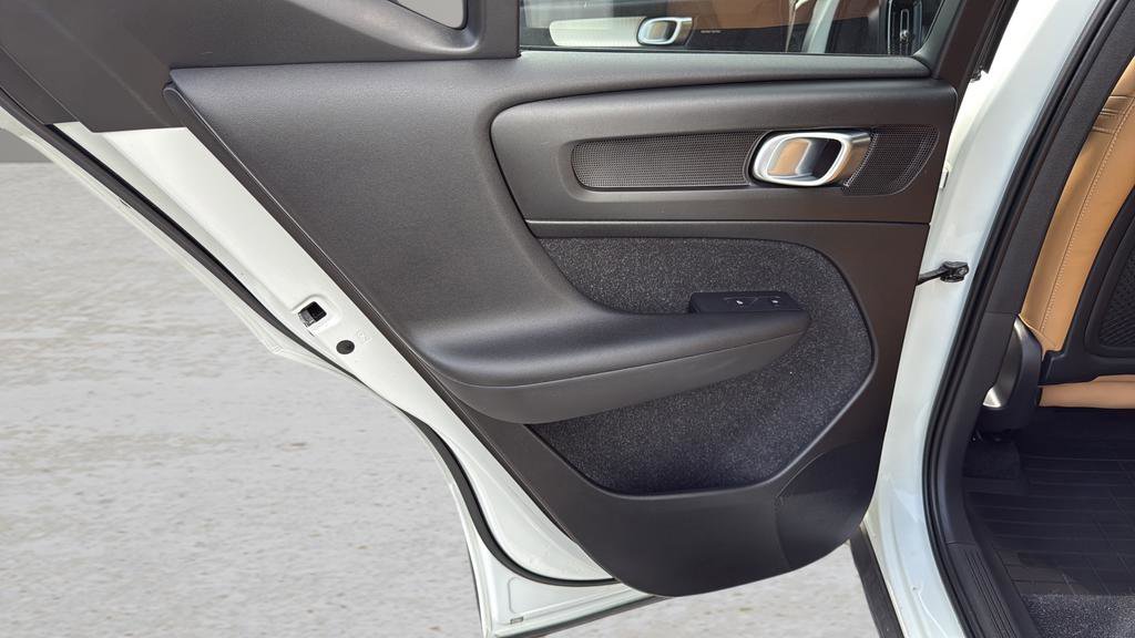 Used 2019 Volvo XC40 T5 Momentum image 14