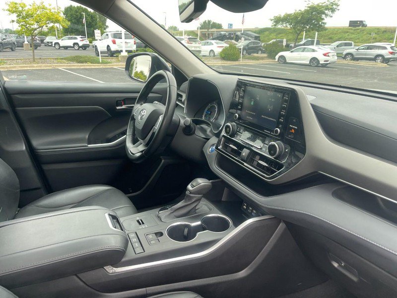 Used 2022 Toyota Highlander XLE AWD/4WD image 11