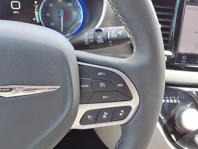 Used 2024 Chrysler Pacifica Touring-L FWD image 10
