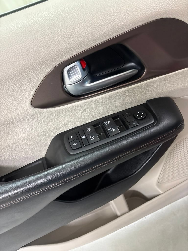 Used 2019 Chrysler Pacifica Touring-L FWD image 18