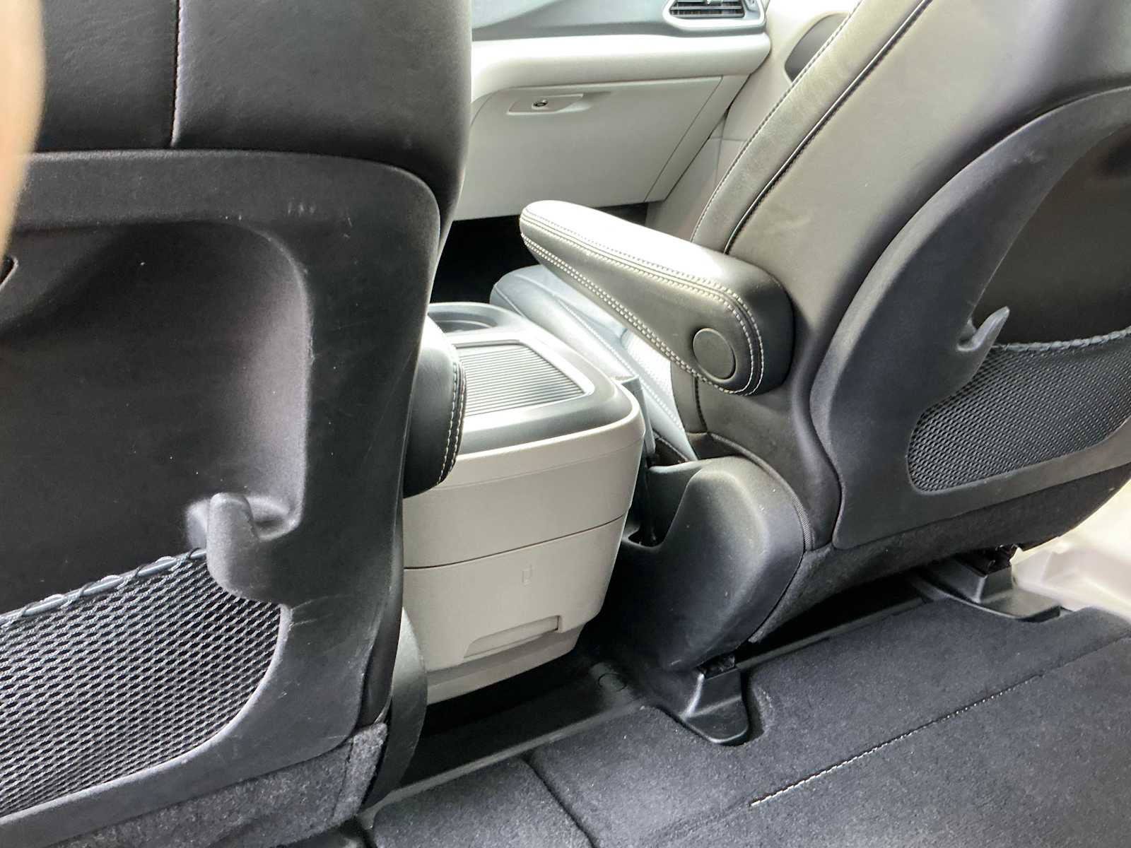 Used 2024 Chrysler Pacifica Touring-L FWD image 20