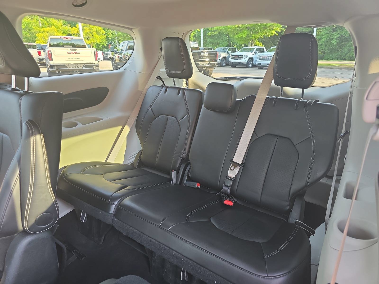 Used 2024 Chrysler Pacifica Limited FWD image 16