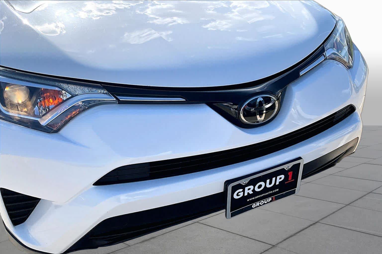 Used 2018 Toyota RAV4 LE FWD image 29