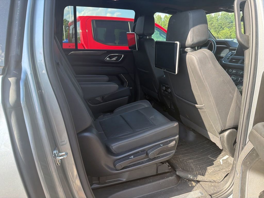 Used 2023 Chevrolet Suburban Z71 w/ Luxury Package AWD/4WD image 4