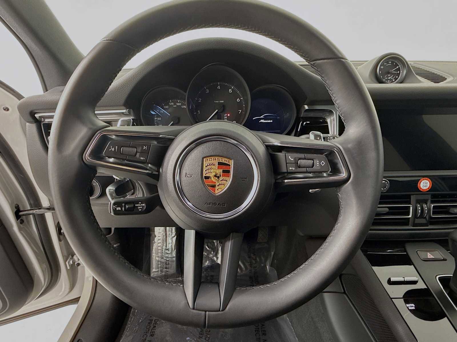 Certified 2025 Porsche Macan image 15
