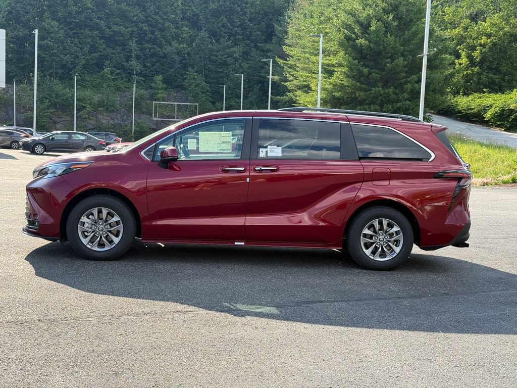New 2026 Toyota Sienna XLE FWD image 2