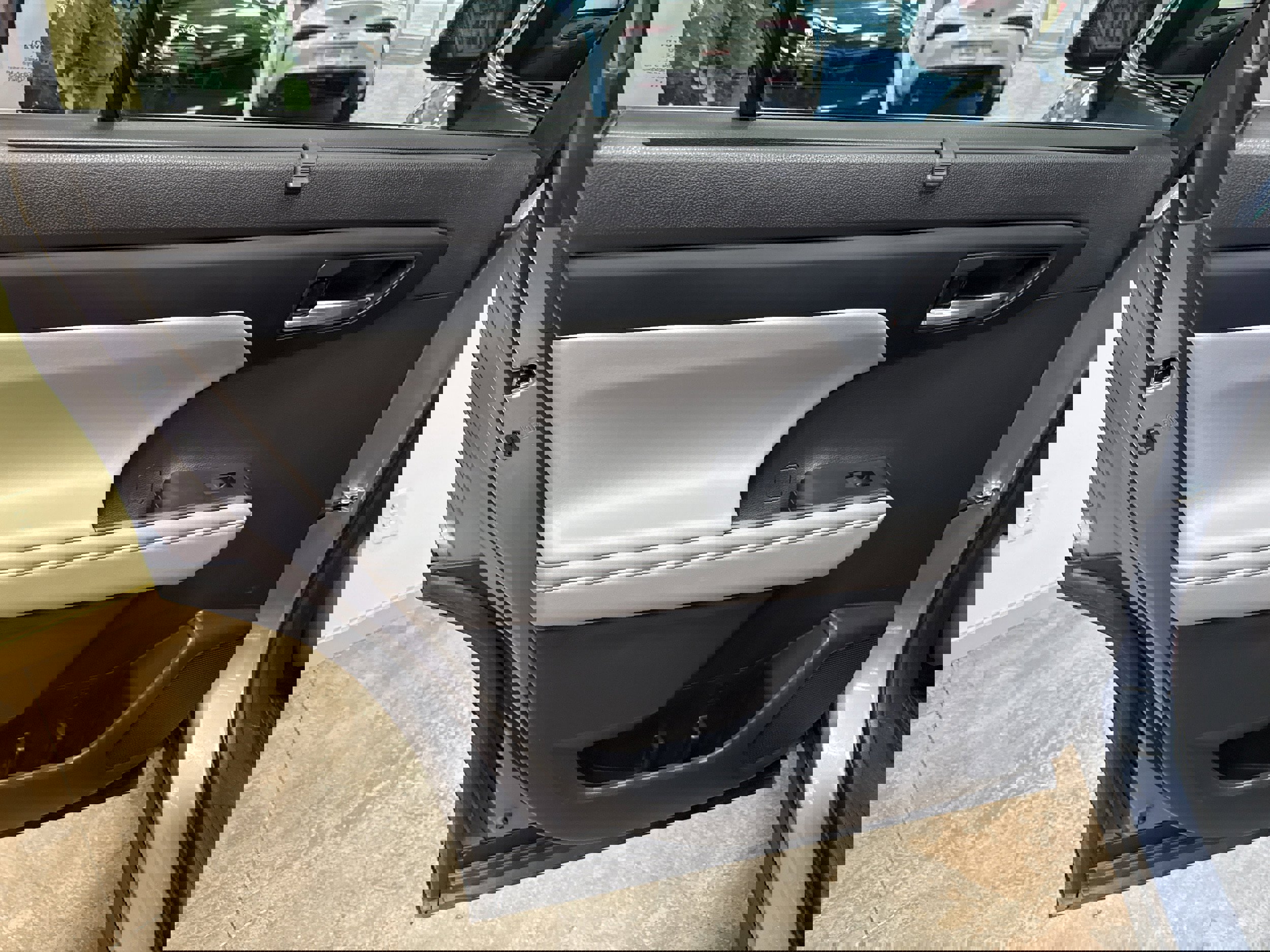 Used 2021 Toyota Highlander XLE image 25