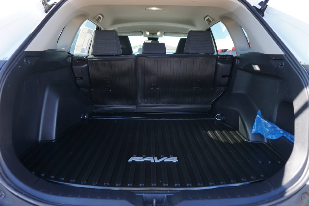 Used 2022 Toyota RAV4 LE AWD/4WD image 10