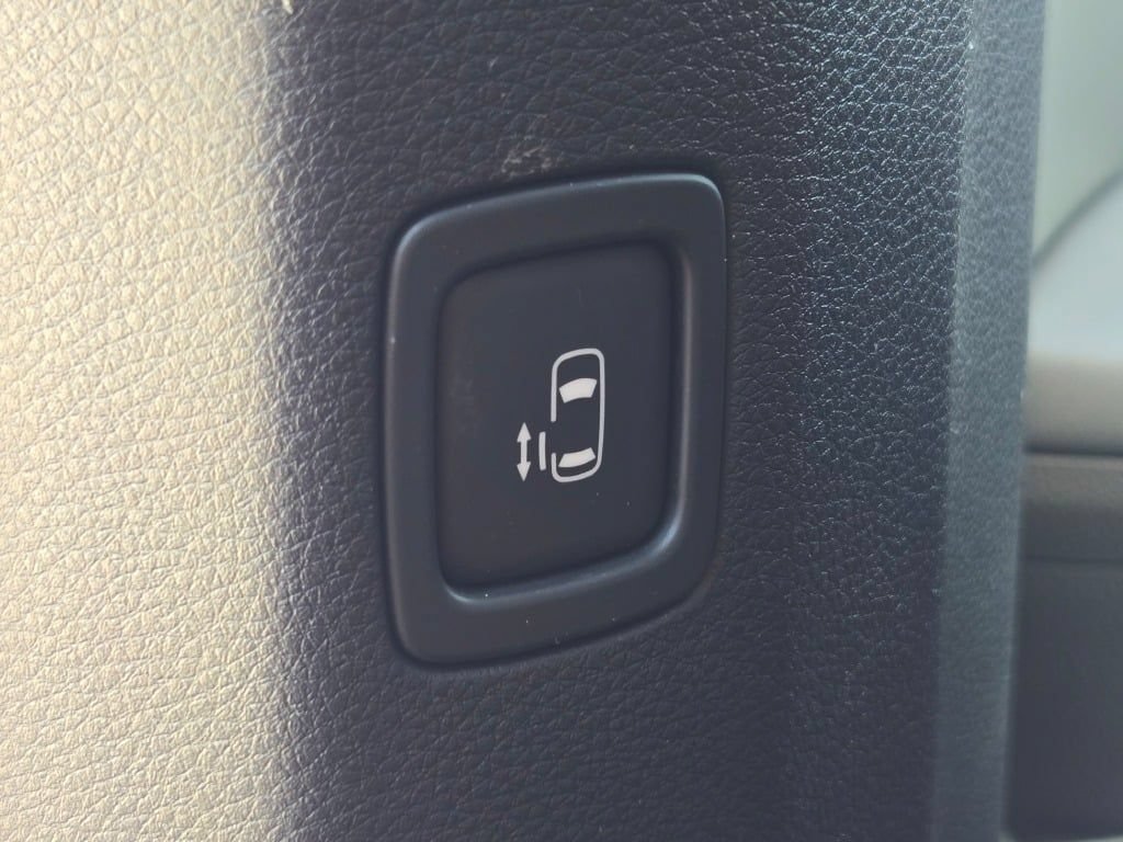 Used 2025 Kia Carnival EX FWD image 26