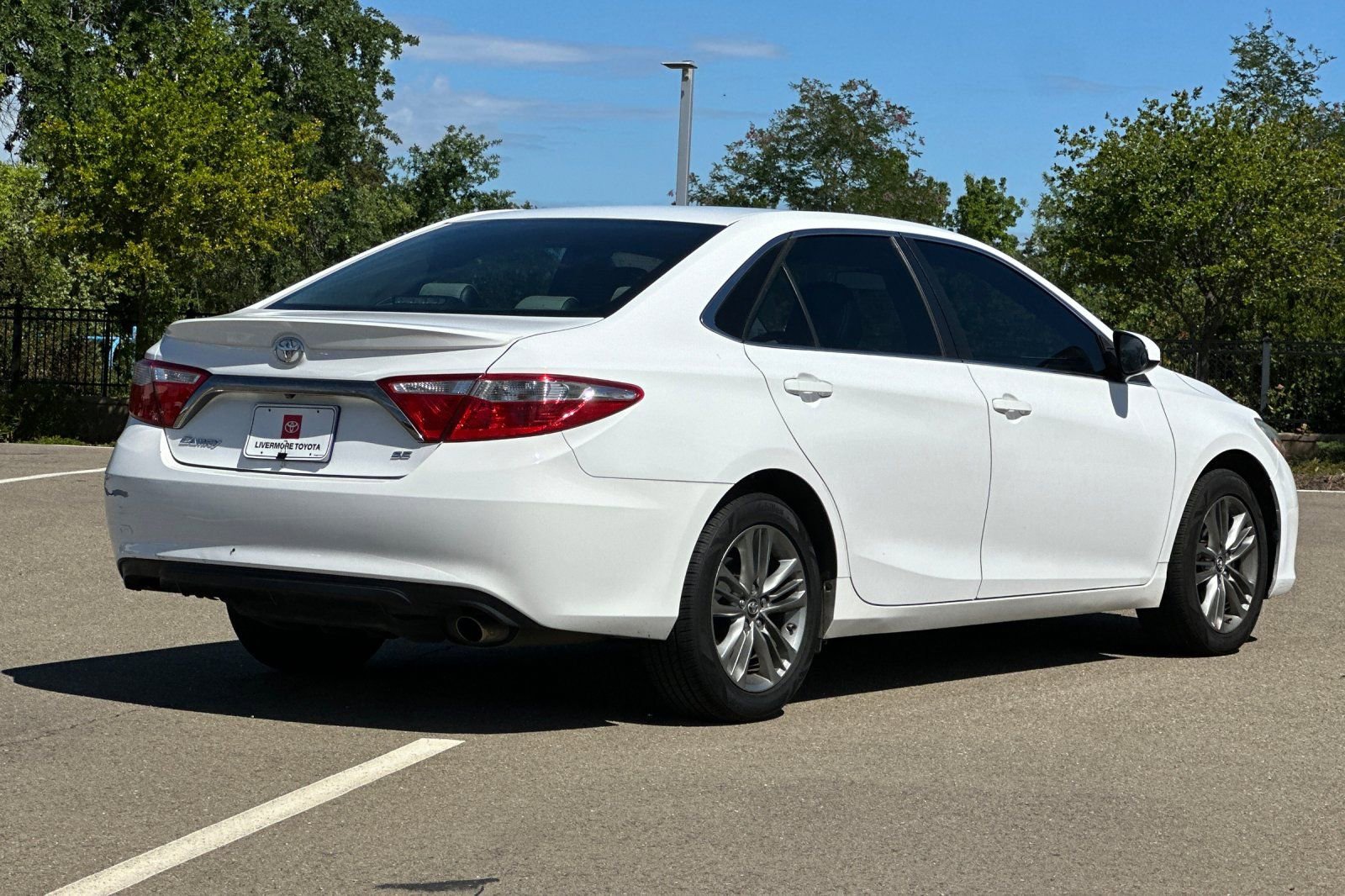 Used 2016 Toyota Camry SE image 4