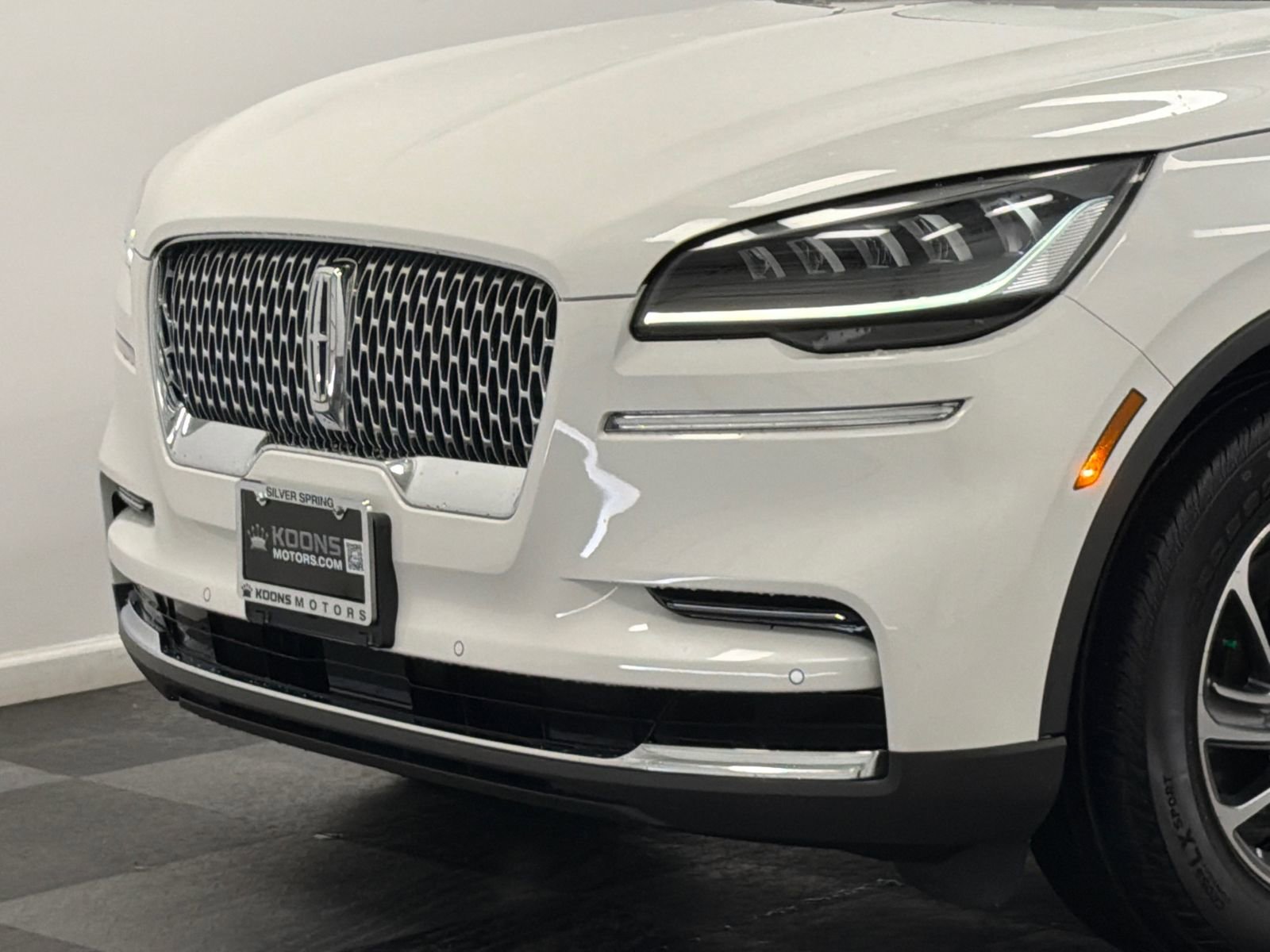 Used 2022 Lincoln Aviator AWD image 2