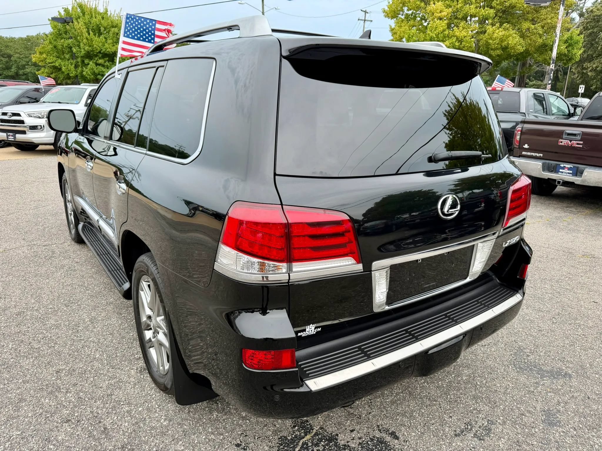 Used 2013 Lexus LX 570 4WD w/ Luxury Pkg image 3