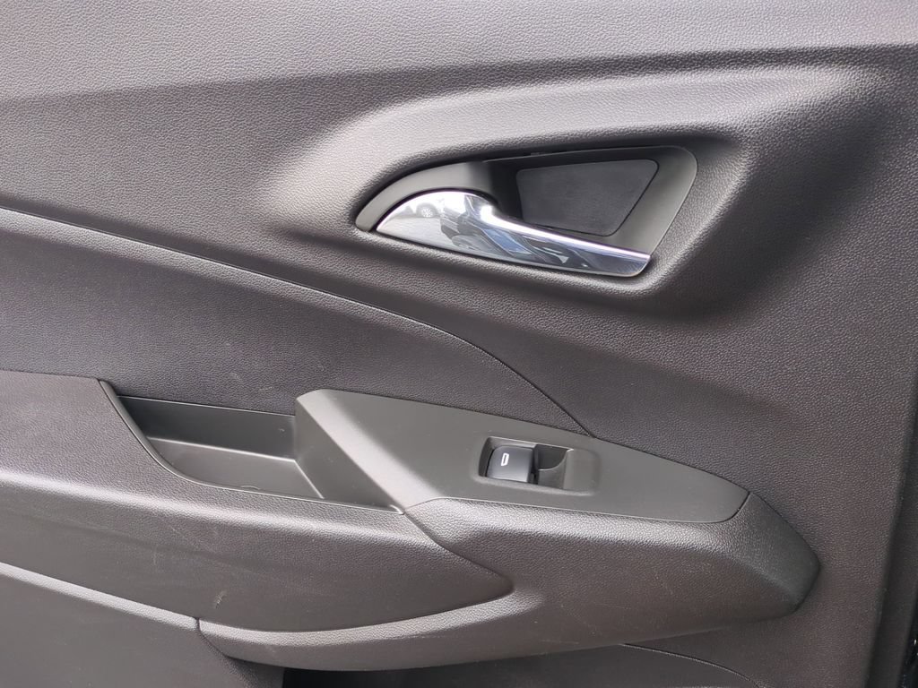 Used 2025 Chevrolet Trax LT w/ LT Convenience Package FWD image 25