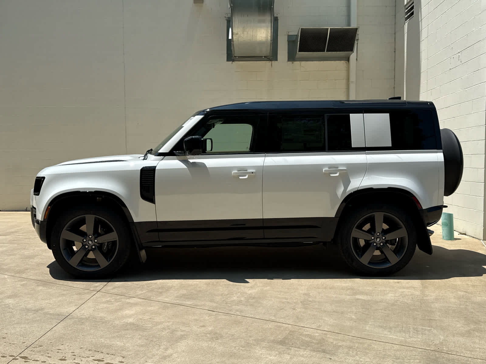 New 2025 Land Rover Defender 110 V8 image 5