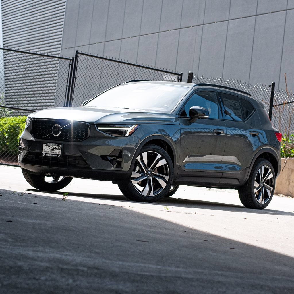 New 2026 Volvo XC40 B5 Ultra w/ Protection Package Premier