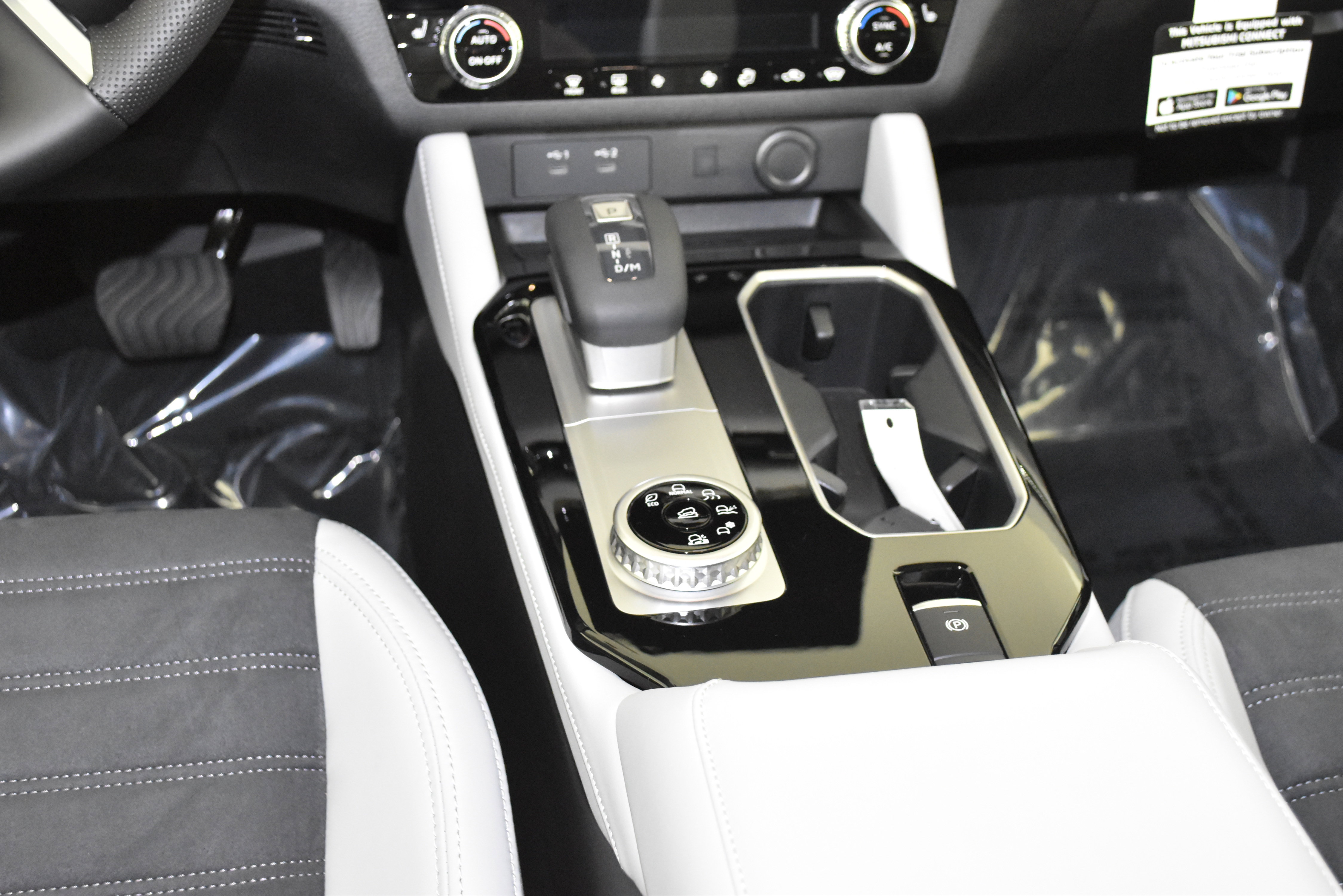 New 2025 Mitsubishi Outlander SE image 13