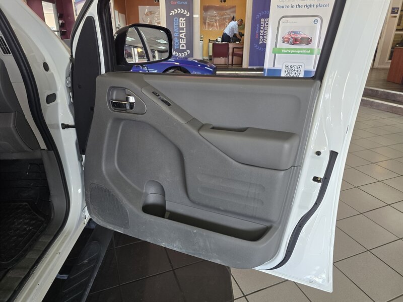 Used 2020 Nissan Frontier SV w/ Midnight Edition Floor Mats RWD image 12