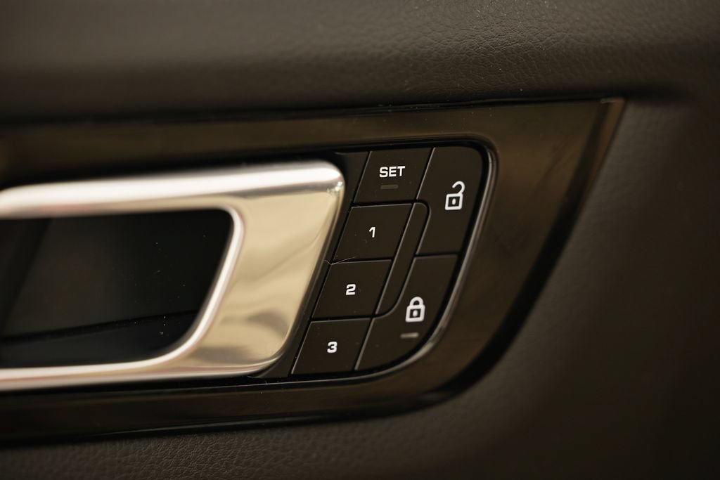 Certified 2023 Porsche Cayenne Coupe AWD/4WD image 16