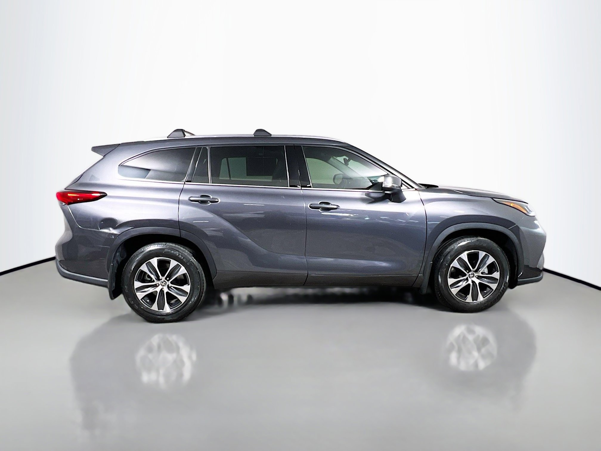 Used 2021 Toyota Highlander XLE image 3