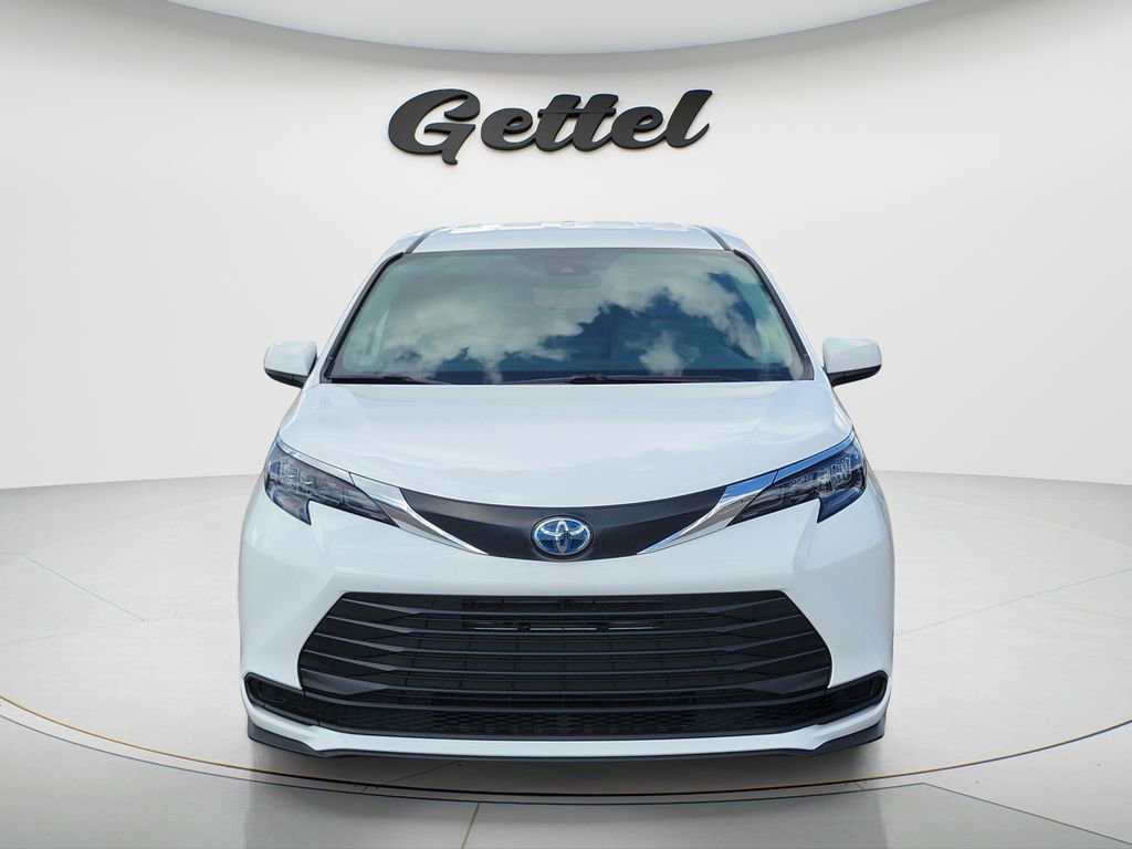 Certified 2025 Toyota Sienna LE image 8
