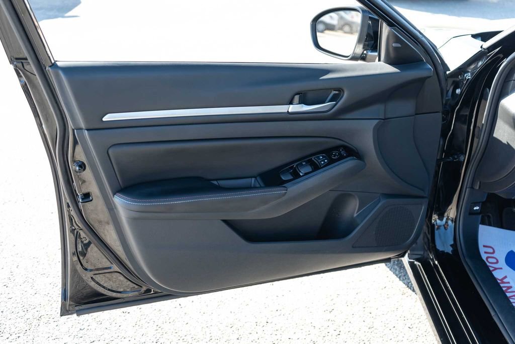 Used 2024 Nissan Altima 2.5 SR w/ SR Premium Package image 12