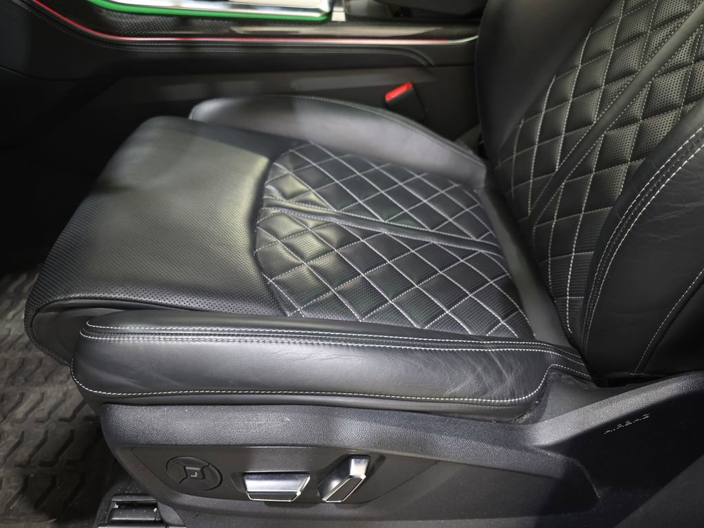 Used 2023 Audi SQ8 Prestige AWD/4WD image 30