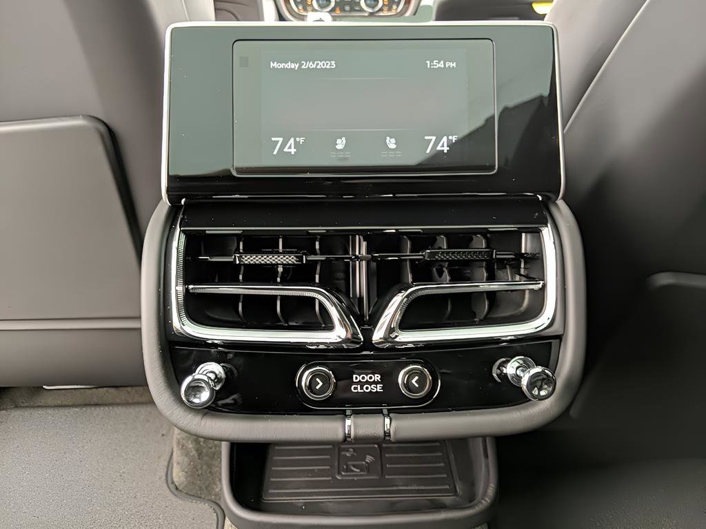 Used 2023 Bentley Bentayga Extended Wheelbase image 36