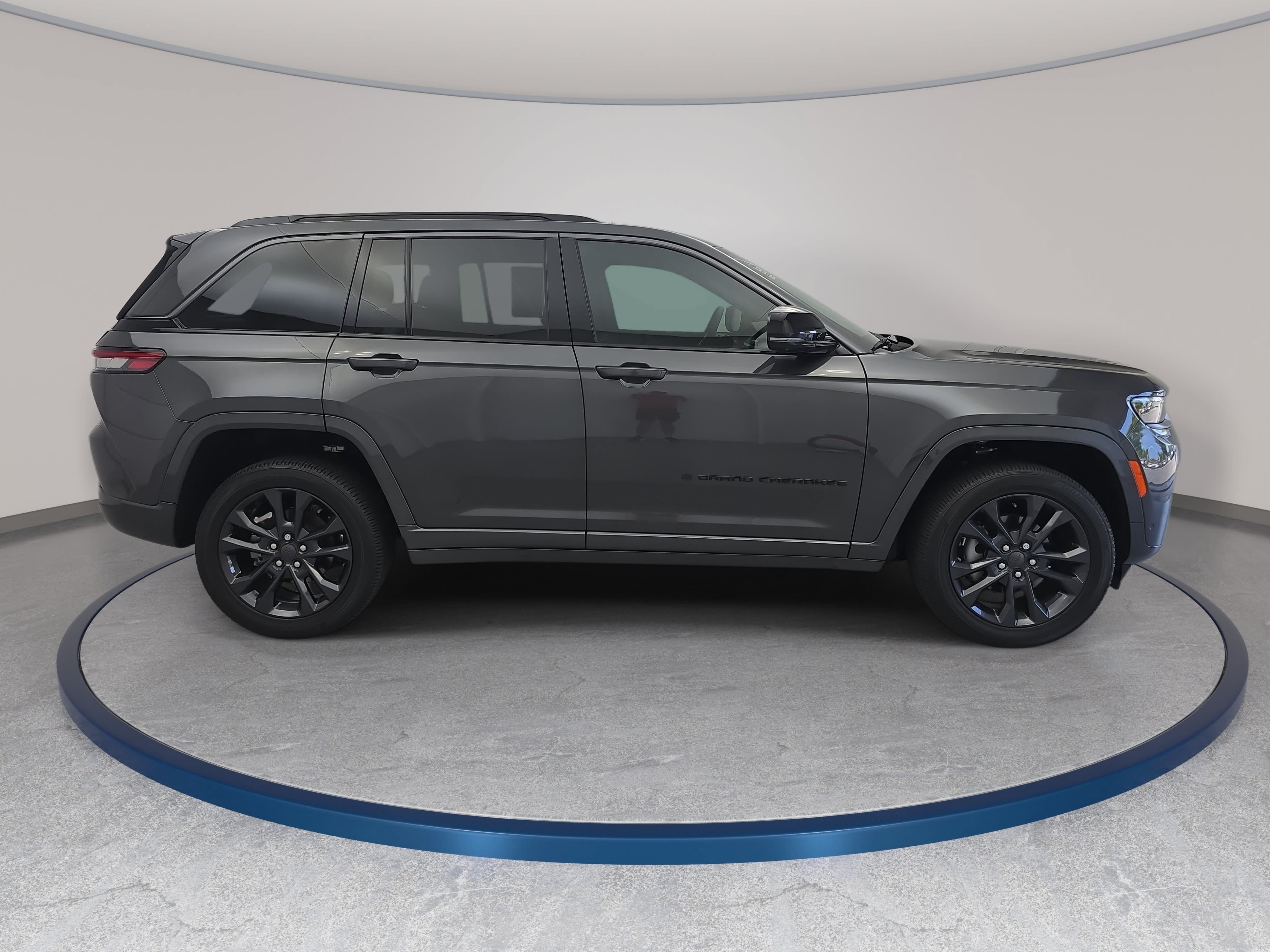 Used 2026 Jeep Grand Cherokee Limited AWD/4WD image 4