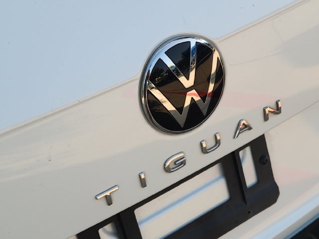 Used 2023 Volkswagen Tiguan SE R-Line FWD image 9