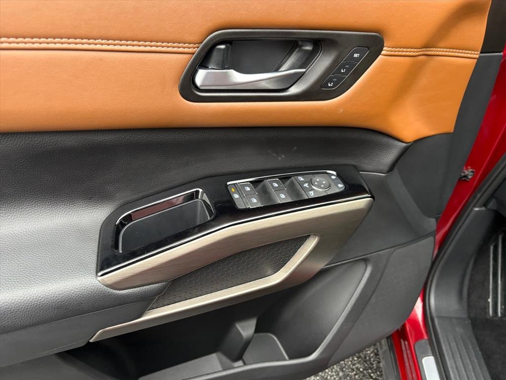 Used 2025 Nissan Pathfinder Platinum image 24