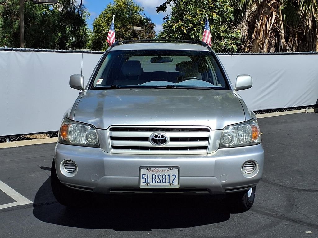 Used 2005 Toyota Highlander 2WD w/ 3rd Row image 2