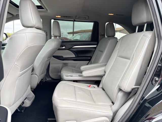 Used 2017 Toyota Highlander XLE AWD/4WD image 23