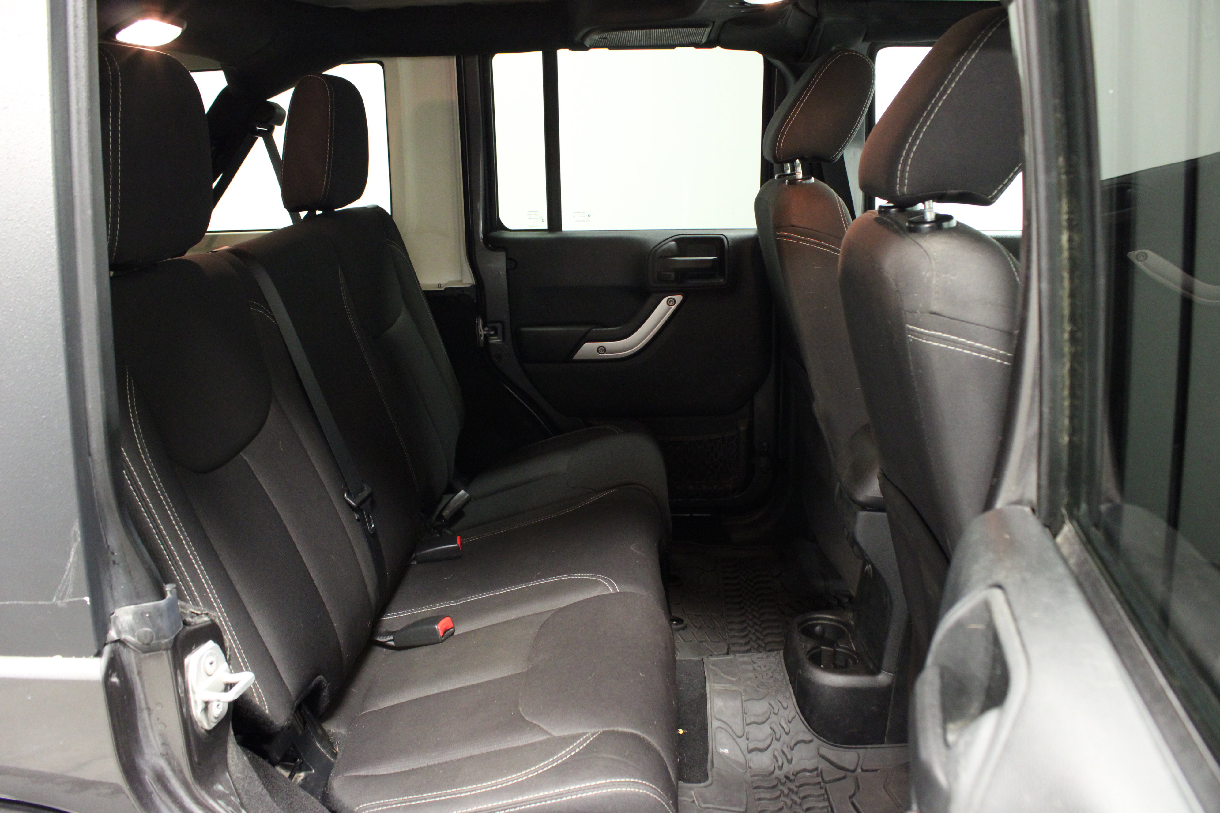 Used 2016 Jeep Wrangler Unlimited Sahara w/ Connectivity Group image 16