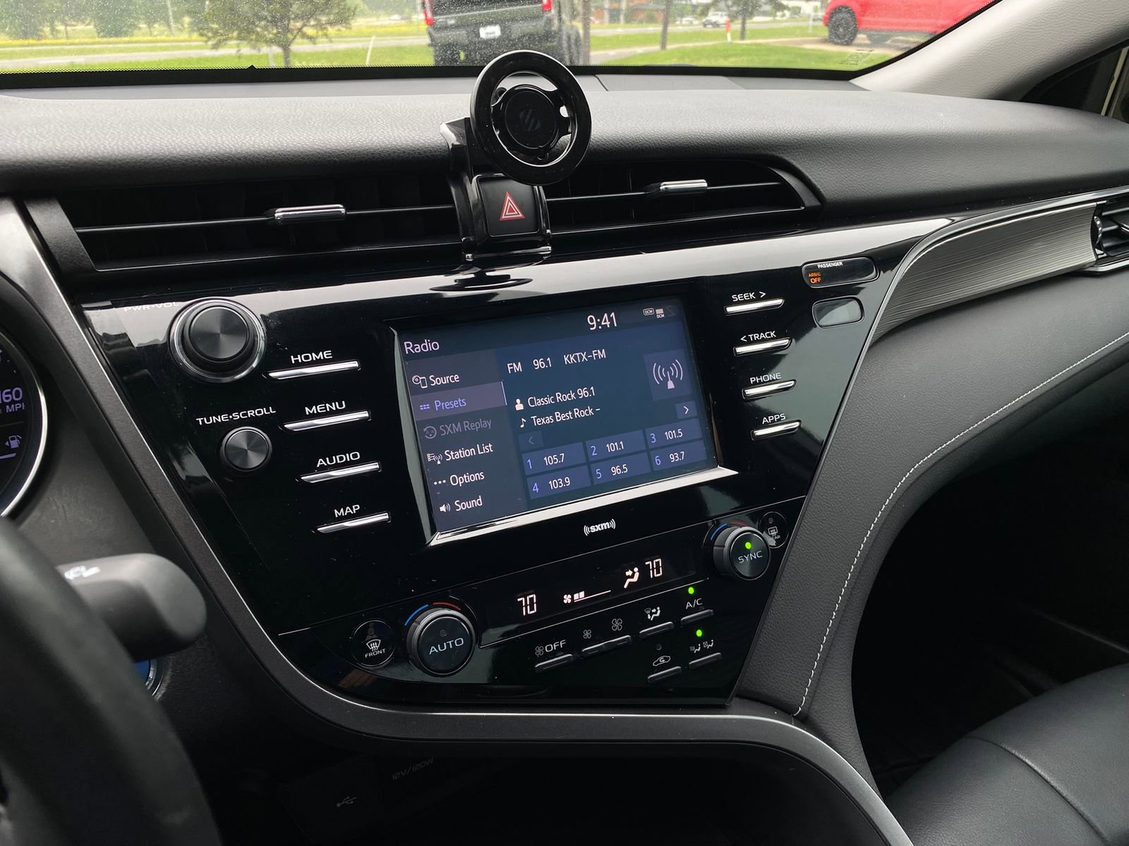 Used 2020 Toyota Camry SE FWD image 15