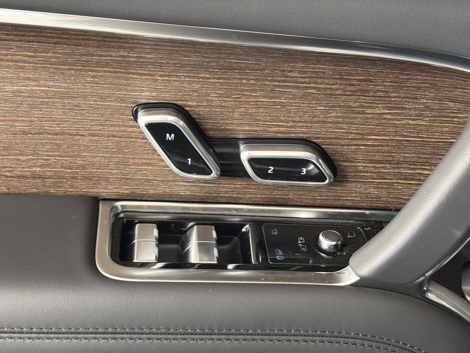 New 2026 Land Rover Range Rover Long Wheelbase SE image 24