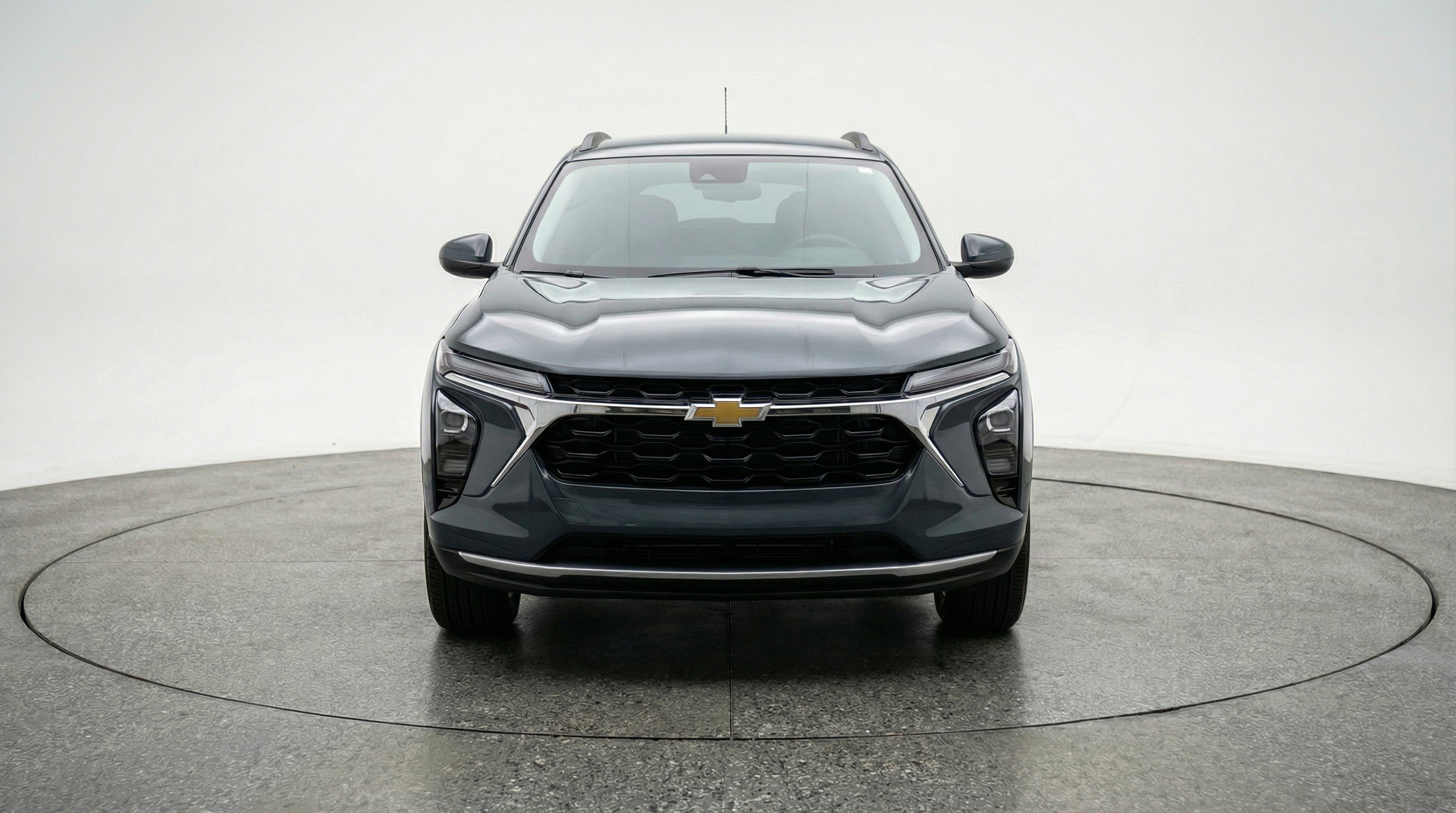 Used 2025 Chevrolet Trax LT FWD image 2