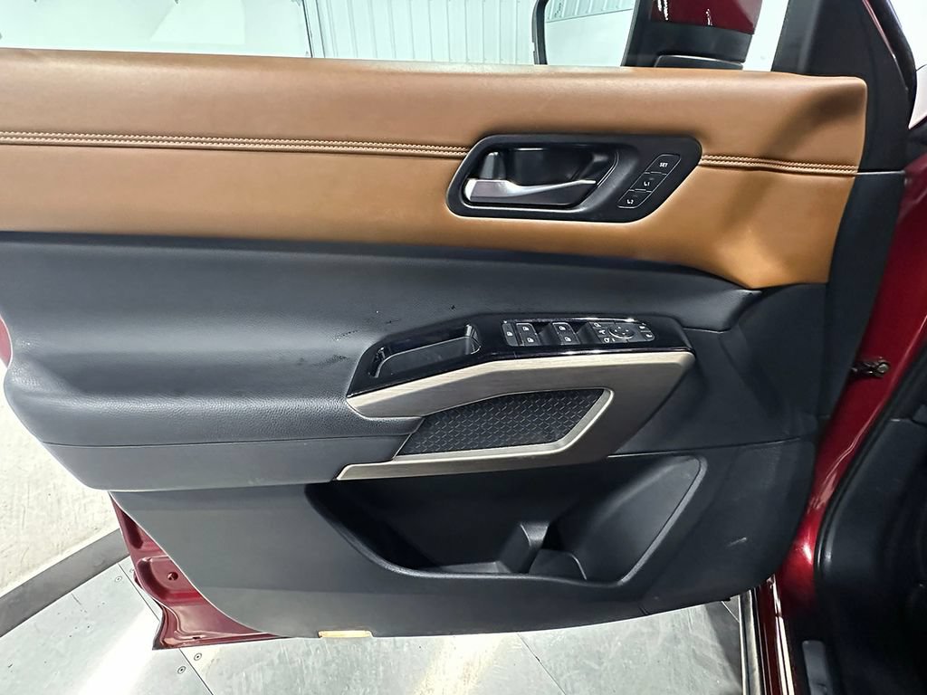 Used 2022 Nissan Pathfinder Platinum w/ Cargo Package AWD/4WD image 20