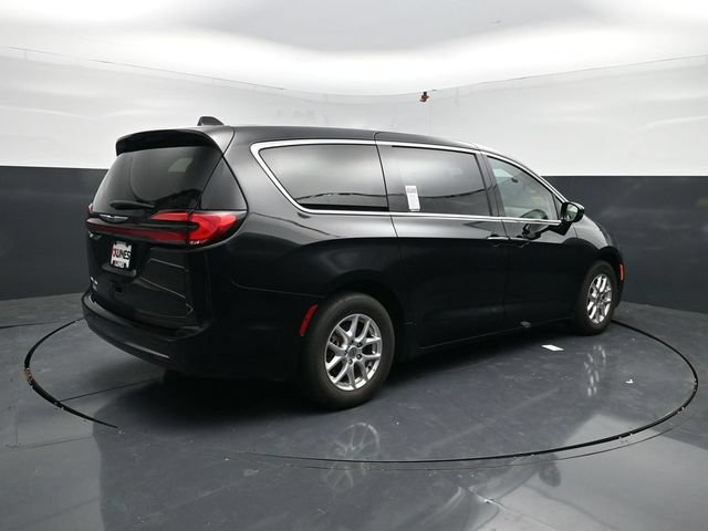 Used 2024 Chrysler Pacifica Touring-L FWD image 8
