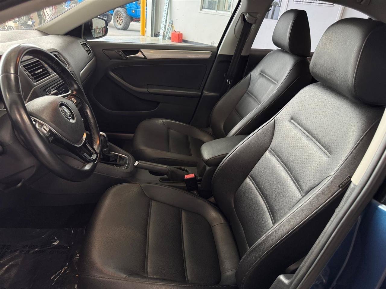Used 2017 Volkswagen Jetta SE FWD image 8