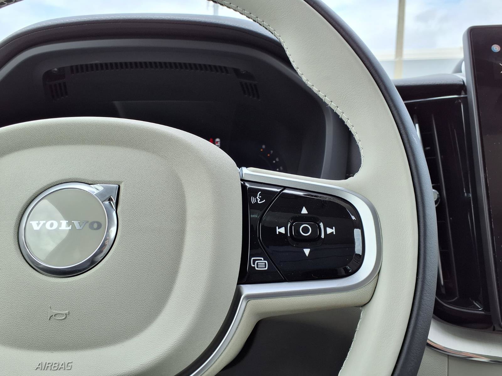 New 2026 Volvo XC60 B5 Ultra w/ Protection Package Premier AWD/4WD image 18