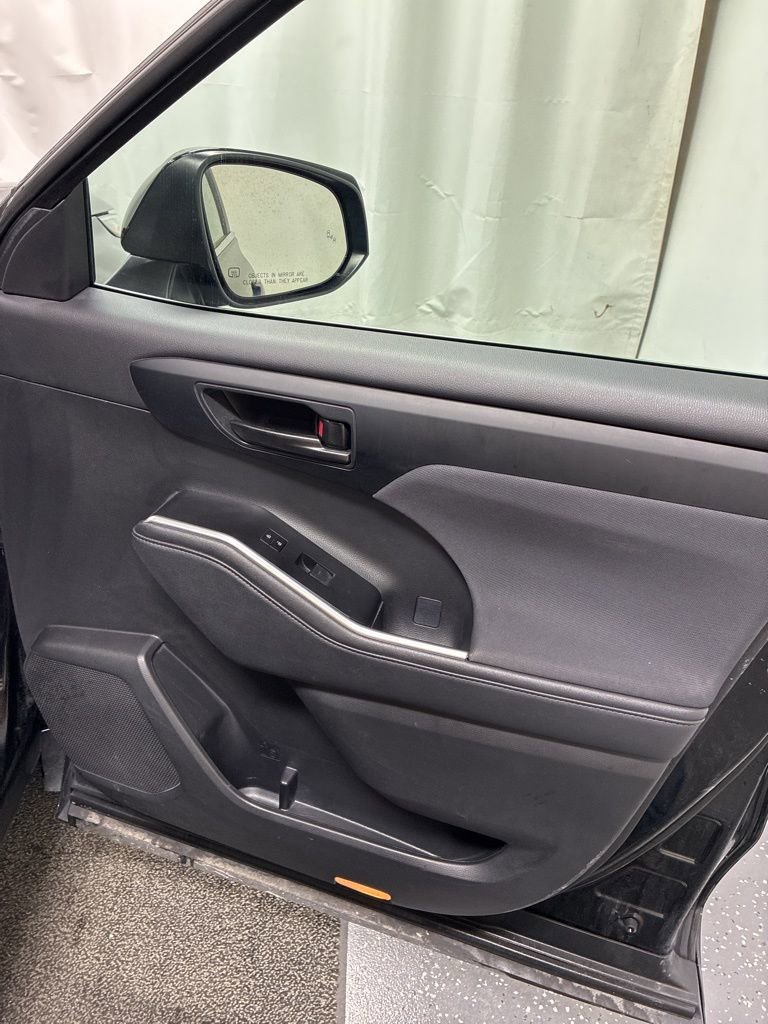 Used 2024 Toyota Highlander LE FWD image 33