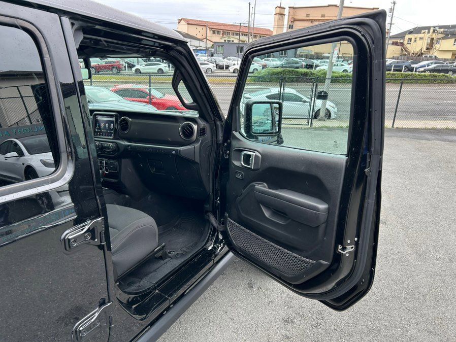 Used 2023 Jeep Wrangler Unlimited w/ Sun & Screen Package AWD/4WD image 42